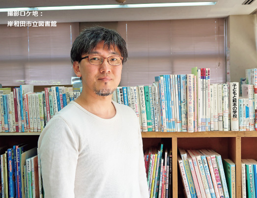緑川聖司さん画像。撮影ロケ地：岸和田市立図書館