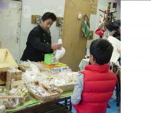 中学生のボランティア部が小物販売の手伝いをしています