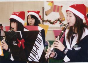 中学生が幼稚園児にクリスマスコンサートをしている様子です