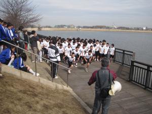 中学1年生が久米田池の周りを走っている写真です