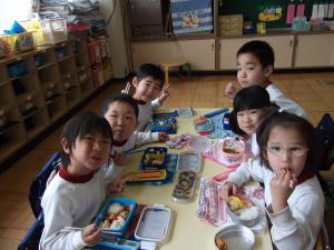 浜幼稚園の園児がお弁当を食べています。