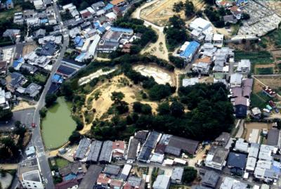 久米田古墳群を上空からみた写真です