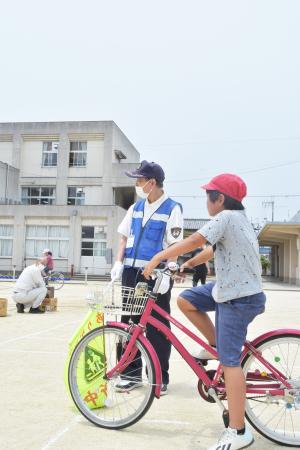 交通安全教室自転車実施訓練の様子