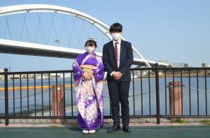 岸和田大橋の前で写る男女