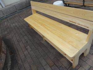 完成した木製ベンチ