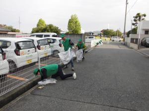 岸和田駅東地区景観まちづくり協議会のメンバーが溝からゴミを拾っています