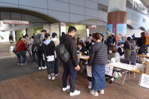 和歌山大学のブースに人がたくさん集まっています