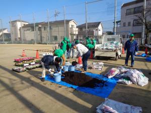 岸和田駅東景観まちづくり協議会の方々が花苗植え付けの準備をしています