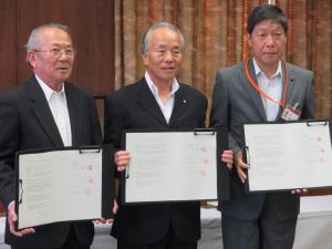 協定書をもつ町会連合会長と大阪南支部長と市長