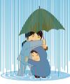 猛烈に降る雨の中、しゃがみ込んでかばいあいながら傘をさす女性と子どものイラスト
