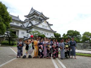 ゆかたを着て岸和田城をバックにした訪問団の集合写真です