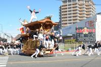 やりまわしをする神須屋町のだんじりの写真