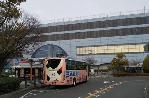 ラッピングバスと岸和田駅