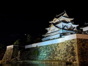 ライトアップされた夜の岸和田城の写真