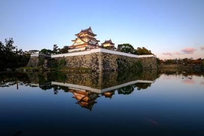 お堀の水面に鏡映しになっている岸和田城