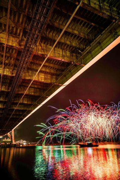 岸和田大橋と港まつりの花火大会の様子