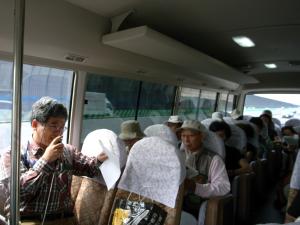バス内での田中先生の講義