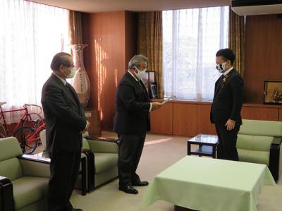 永野市長に意見書を提出する河合議長と岩崎副議長