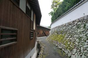 阿間河滝町の阿弥陀寺への参道