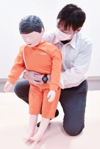 腹部突き上げ法（小児の場合）の写真