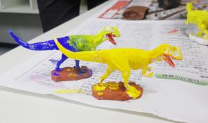 彩色をした恐竜フィギュアの写真
