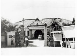 庁舎の玄関と門が写る全体写真