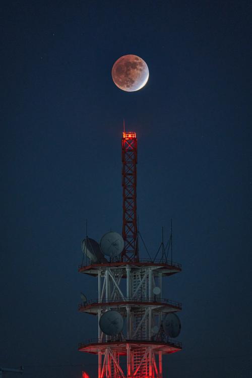 NTTの鉄塔と月食の写真