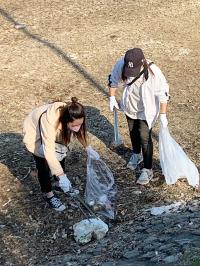 川の清掃活動の写真