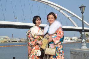 岸和田大橋の前で写る振り袖姿の女性