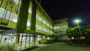 産業高校の夜の校舎の写真