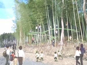 竹で制作された 回廊・遊歩道