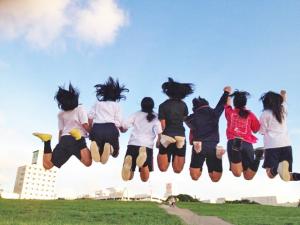 ジャンプしている学生の写真