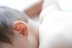 赤ちゃんの耳が写っている写真