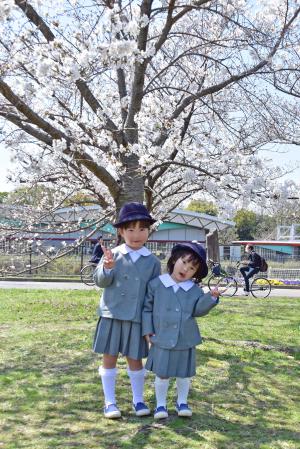 幼稚園の制服を着た女の子2人