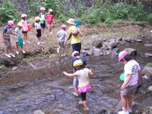 幼稚園児が川をわたっています