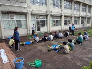 太田小学校の園芸委員が講師の話を真剣に聞いている様子です