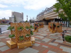 東岸和田駅前においてお花のバスケットが飾られています。