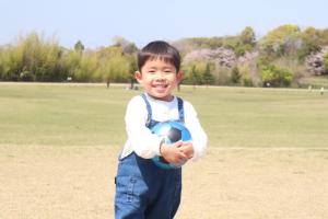 サッカーボールを持つ男の子