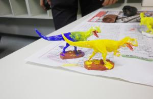 彩色された恐竜のフィギュア