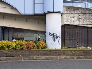 岸和田駅の円柱　落書きあり