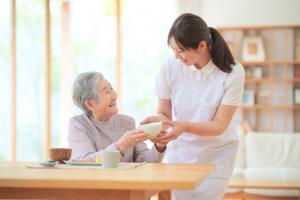 高齢女性と介護士の写真