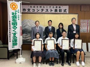 中学生の部で受賞した4名と委員長、市長、議長、教育長の写真