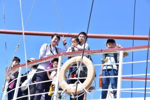 咸臨丸に乗船する家族