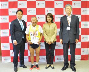 五嶋忠志さんと市長と議長と教育長の集合写真