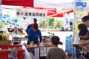 天ぷらを販売する春木漁業協同組合のブース