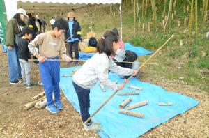 竹PRブースの竹釣りをする子どもたち