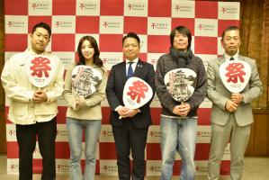 左から泉原監督、柳ゆり菜、永野市長、大川プロデューサー、米田議員の集合写真