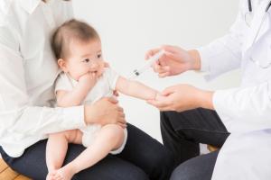 予防接種をする幼児