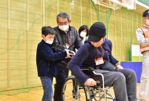 車椅子操作の実習の様子