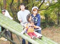 里山まつりの竹滑り台